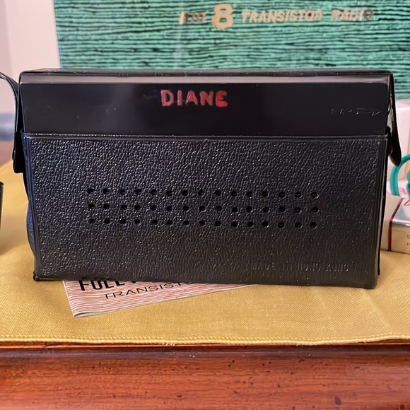 Universal Big 8 Transistor Radio , 60’s - Picture 3 of 9